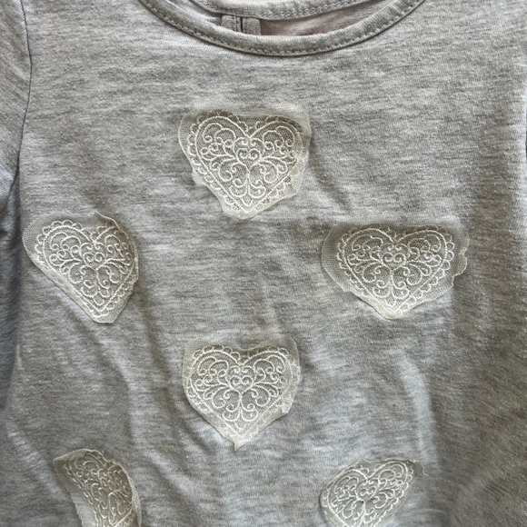 Jillian’s Closet 2T Gray and White Long Sleeve Girls High Low Decorative Blouse - Picture 2 of 6